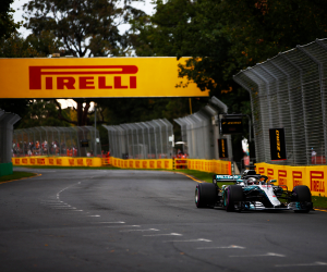 Lewis Hamilton si-a doborat propriul record pe tur la Melbourne cu pneurile Ultrasoft si a castigat premiul pentru pole-position-ul inaugural