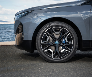 Noile anvelope Pirelli P Zero Elect pentru emblematicul automobil complet electric BMW iX