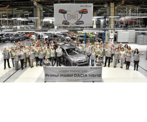 Uzina de la Mioveni a început fabricația de serie a primului model Dacia Hibrid