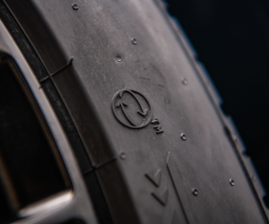 Noul logo Pirelli pentru identificarea anvelopelor cu cel puțin 50% materiale sustenabile 