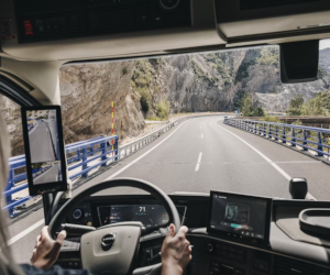 Volvo Trucks lansează o variantă actualizată a Direcției Dinamice Volvo, pentru creșterea siguranței