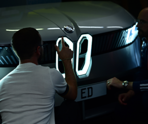 FORVIA HELLA dezvoltă scuturi frontale Phygital extrem de integrative pentru noul BMW iX3